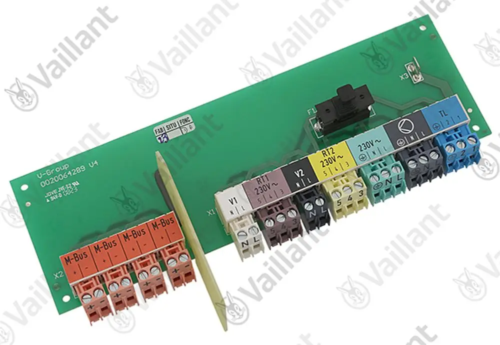 Leiterplatte von Vaillant mit verschiedenen Klemmanschlüssen, darunter M-Bus und RTI, für die elektrische Anbindung in Heizsystemen.